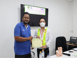 มอบประกาศนียบัตรให้กับผู้ที่ผ่านการฝึกอบรม